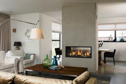 Kamin in einer dekorativen Säule