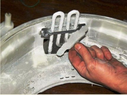 Tartre à l'intérieur de la laveuse Tartre à l'intérieur de la laveuse