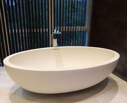 Avantages et inconvénients du matériau de bain acrylique La surface doit être lisse et brillante.