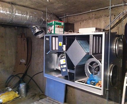 Installation de ventilation de soufflage et d'extraction Unité de ventilation au sous-sol