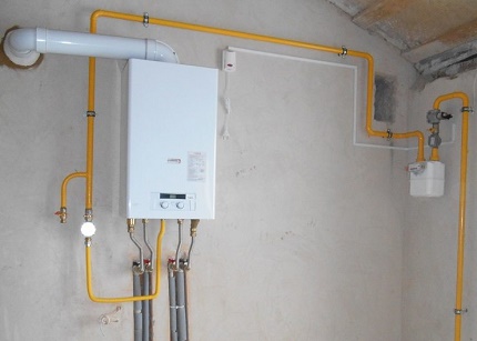 Ein Schlauch mit einem Geflecht aus Metallfäden ist bei Käufern sehr beliebt Verstärkter Gasschlauch