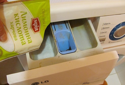 Le principe du nettoyage de la machine au citron