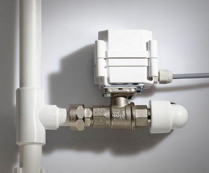 Válvula servo-acionada para controle automático do fluxo de refrigerante Servo em uma válvula de três vias