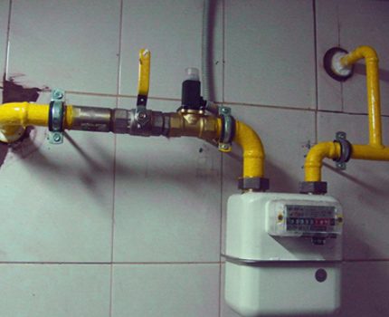 Un accès facile à la tuyauterie de service doit être fourni. Disponibilité des équipements internes