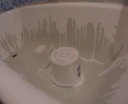 Merkmale der Restaurierung einer alten Badewanne mit flüssigem Acryl Leere Acryldose