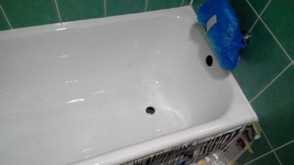 Entfernen von Tropfen und Flecken von den Seiten der überfluteten Badewanne Überschüssiges Acryl an den Rändern der Felge entfernen