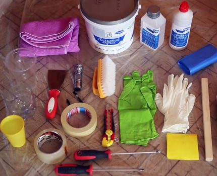 Eine Reihe von Werkzeugen und Materialien für die Wiederherstellung des Bades mit flüssigem Acryl Ausrüstung für die Arbeit mit flüssigem Acryl