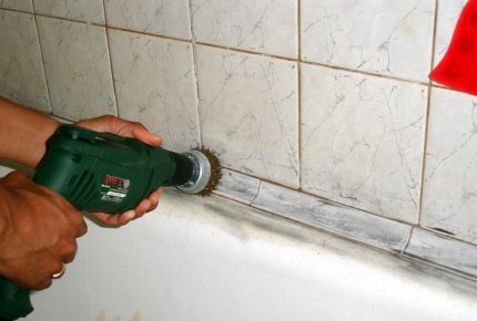 Reinigen der Oberfläche der Oberfläche zur Wiederherstellung mit flüssigem Acryl Schleifen