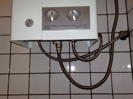 Il est strictement interdit de tendre le tuyau lors de l'installation Connexion gratuite des flexibles à la colonne