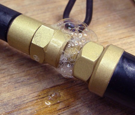 La solution de savon fera un excellent travail en vérifiant la connexion pour les fuites Recherche de fuites