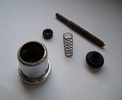 Geri dönüş yaylı düğme ayırıcı