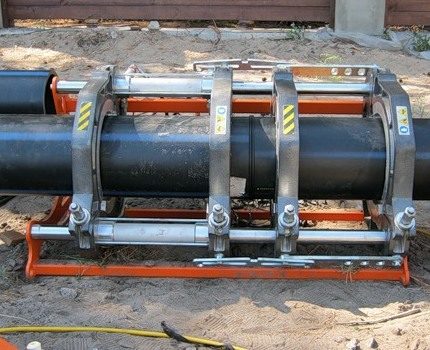 Polyethylene pipes connect under pressure Butt joint