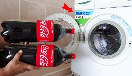 La boisson au coca-cola élimine le tartre Coca-Cola à l'échelle
