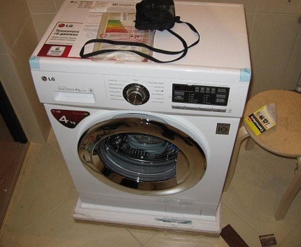 A localização da lavadora de modelos em tamanho real na cozinha Máquina de tamanho frontal