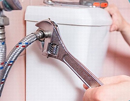 Connexion du tuyau d'eau au réservoir