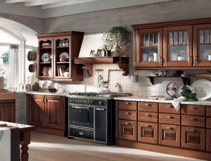 Asma tavanın arkasında çirkin oluklu bir boru gizlidir Panellerin arkasındaki maskeleme kanalları