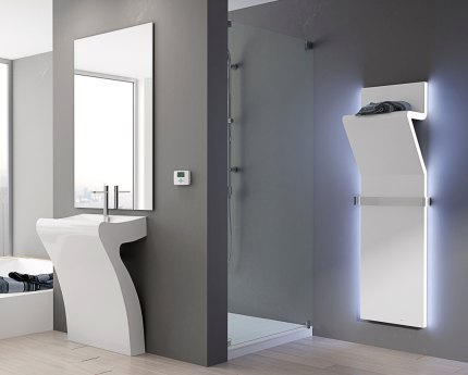 Radiateur vertical décoratif dans la salle de bain Radiateur vertical décoratif dans la salle de bain