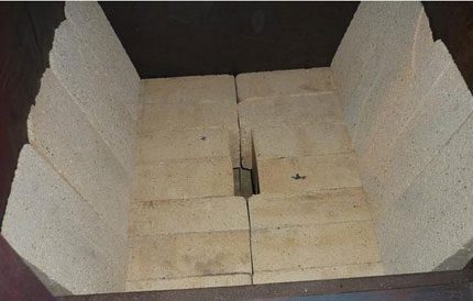 Disposition avec des briques d'argile réfractaire