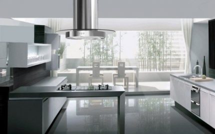 Hotte îlot au centre de la cuisine au dessus du poêle L'avantage d'utiliser une hotte aspirante