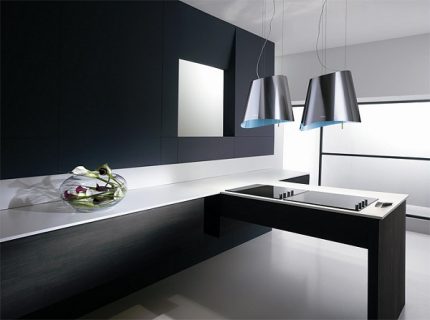 Hotte originale au-dessus du poêle dans la cuisine Capot d'échappement