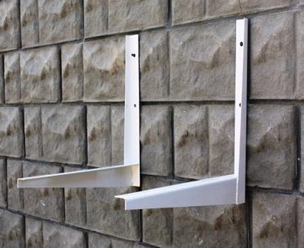 Il est important de fixer correctement les supports à l'unité externe du système. Supports pour unité extérieure