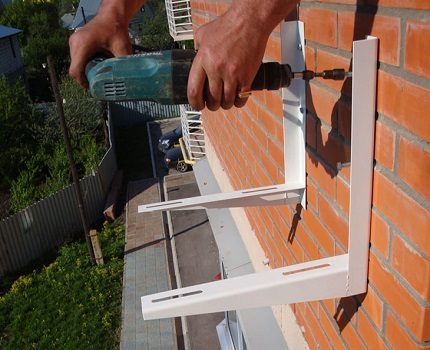 Ne tenez pas l'unité extérieure par la grille d'admission Montage sur bloc externe