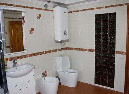 Chaudière électrique au-dessus des toilettes Chaudière électrique au-dessus des toilettes