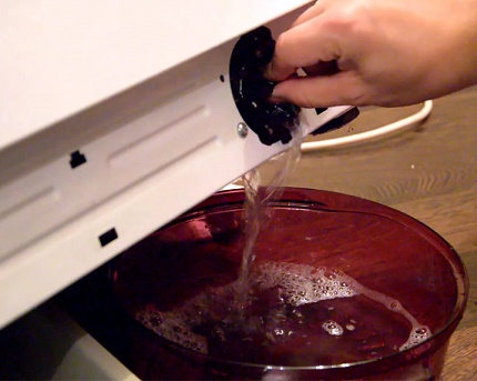 Élimination de l'eau de la cuve du lave-linge avant le nettoyage Préparation de la machine pour le nettoyage du système de filtrage