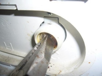 Retrait du filtre avec une pince Retrait du filtre avec une pince