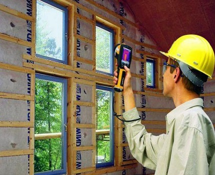 Pendant le processus de construction, l'imageur thermique est un appareil indispensable. Examen par scanner thermographique