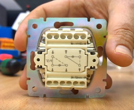 Rückseite des Zweiwege-Durchgangsschalters Rückseite des Zweiwege-Durchgangsschalters