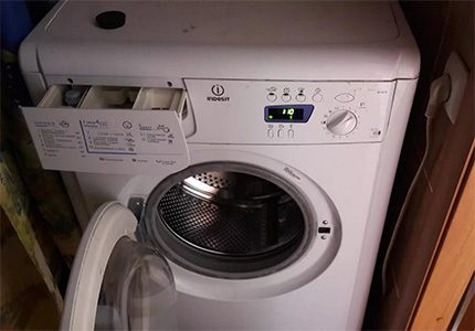Die Vorderseite der Indesit-Waschmaschine Aussehen der Waschmaschine