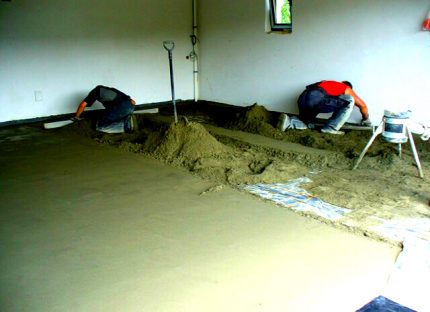 Chape en béton pour le chauffage par le sol sous linoléum La composition de la base de ciment