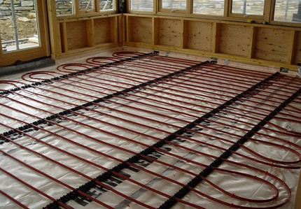 Une variante de la construction d'un plancher chauffant à l'eau pour le linoléum à base de béton Système de montage de tube