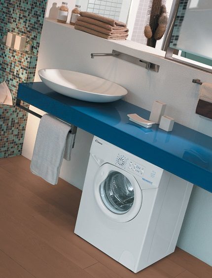 Laveuse compacte dans la salle de bain