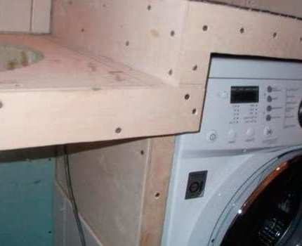 Il est important de garantir l'étanchéité lors de la connexion aux communications Montage de comptoirs dans la salle de bain