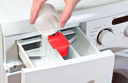 Carregamento de pó em uma cubeta Carregamento de pó em uma cubeta