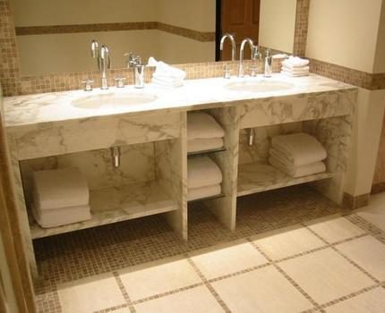 Le plan de travail peut être complété par des étagères et des tiroirs. Plan de travail au sol