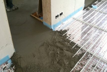 Chape semi-sèche pour tuyaux de chauffage par le sol Préparation de la fondation