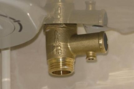 Mounting the valve to the fitting