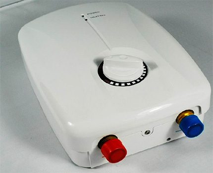 Sıcak ve soğuk su için boru bağlantı noktaları Su bağlantısı için renk kodlaması