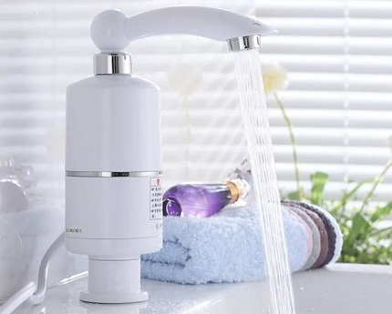 Aquecedor de água instantâneo compacto na torneira no banheiro Aquecedor de água instantâneo