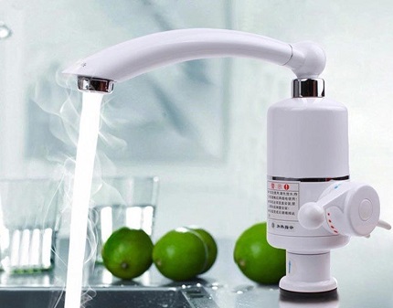 Aquecedor de água instantâneo compacto na cozinha Consumo de energia