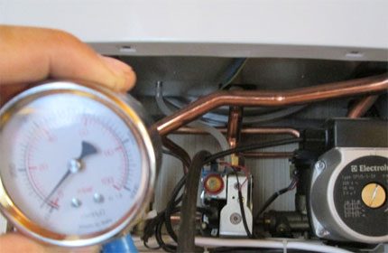 Verificando conexões quanto a vazamentos Verificando conexões quanto a vazamentos