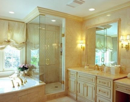 Badezimmermöbel im einheitlichen Stil Möbelkollektion für ein Badezimmer