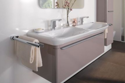 Waschbecken mit Waschbecken Keramikmodell im Innenraum des Badezimmers