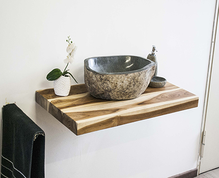 Arbeitsplatte aus Holz unter der Spüle Holzarbeitsplatte