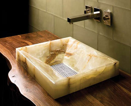 Overhead Stein Waschbecken auf der Arbeitsplatte in einem stilvollen Badezimmer Steinwaschbecken