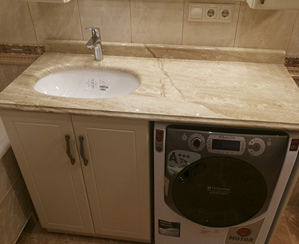 Organisation des Waschbeckens über der Waschmaschine Merkmale der Installation der Maschine unter der Arbeitsplatte