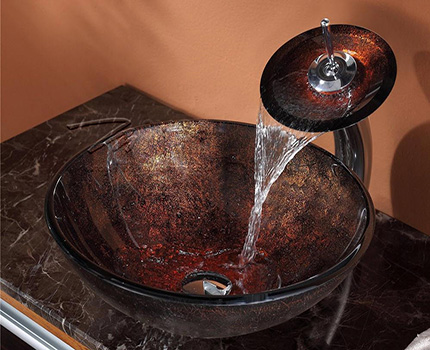 Variante des Überkopfwaschbeckens zur Installation im Badezimmer Waschbecken